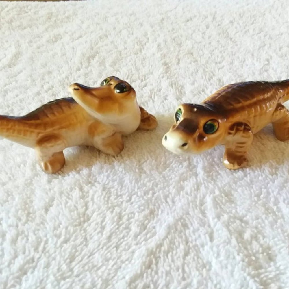 Vintage Alligator Salt and Pepper Shaker Set.